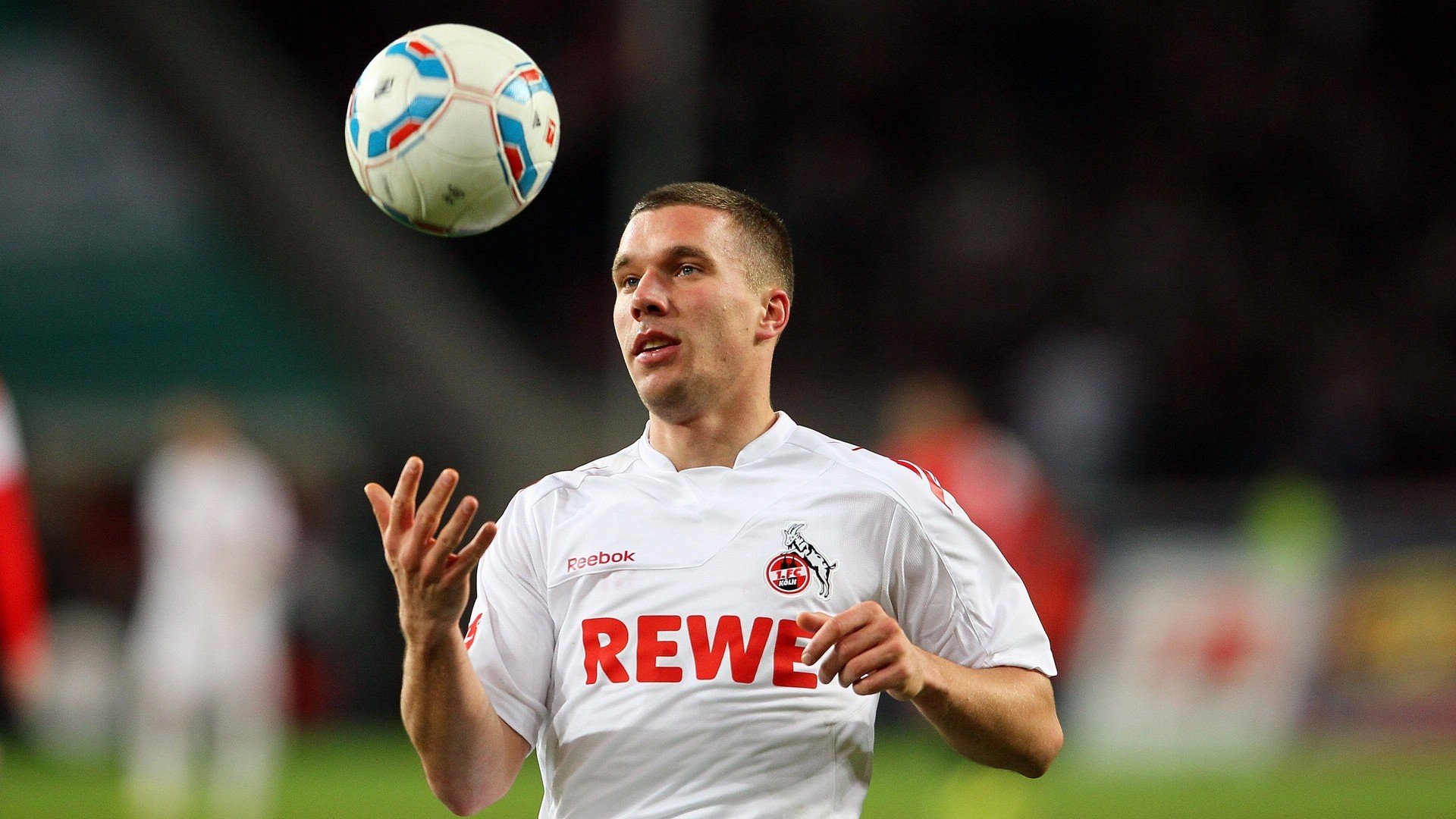 菲律宾跆拳道选手帕特里克·佩雷兹夺得首枚奖牌，社交媒体热烈祝贺。