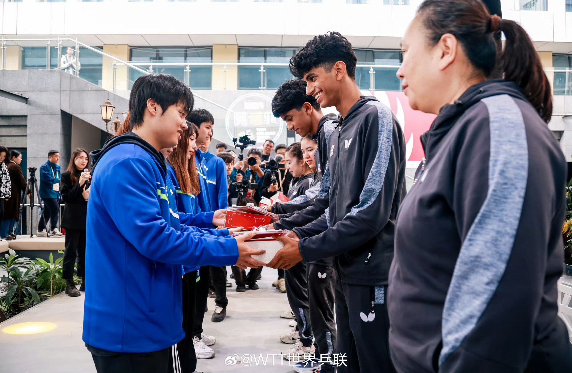 乐鱼体育：篮球球星的个人社交媒体互动技巧：与球迷互动，传递正能量的简单介绍